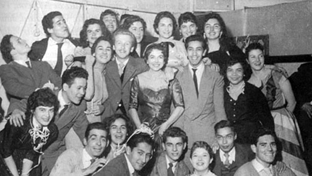 Estudiantes de la Escuela de Teatro de la Universidad de Chile en 1956. Víctor arriba a la izquierda.